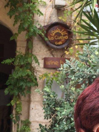 La Cueva Café