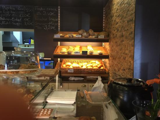 Ellys Back & Café