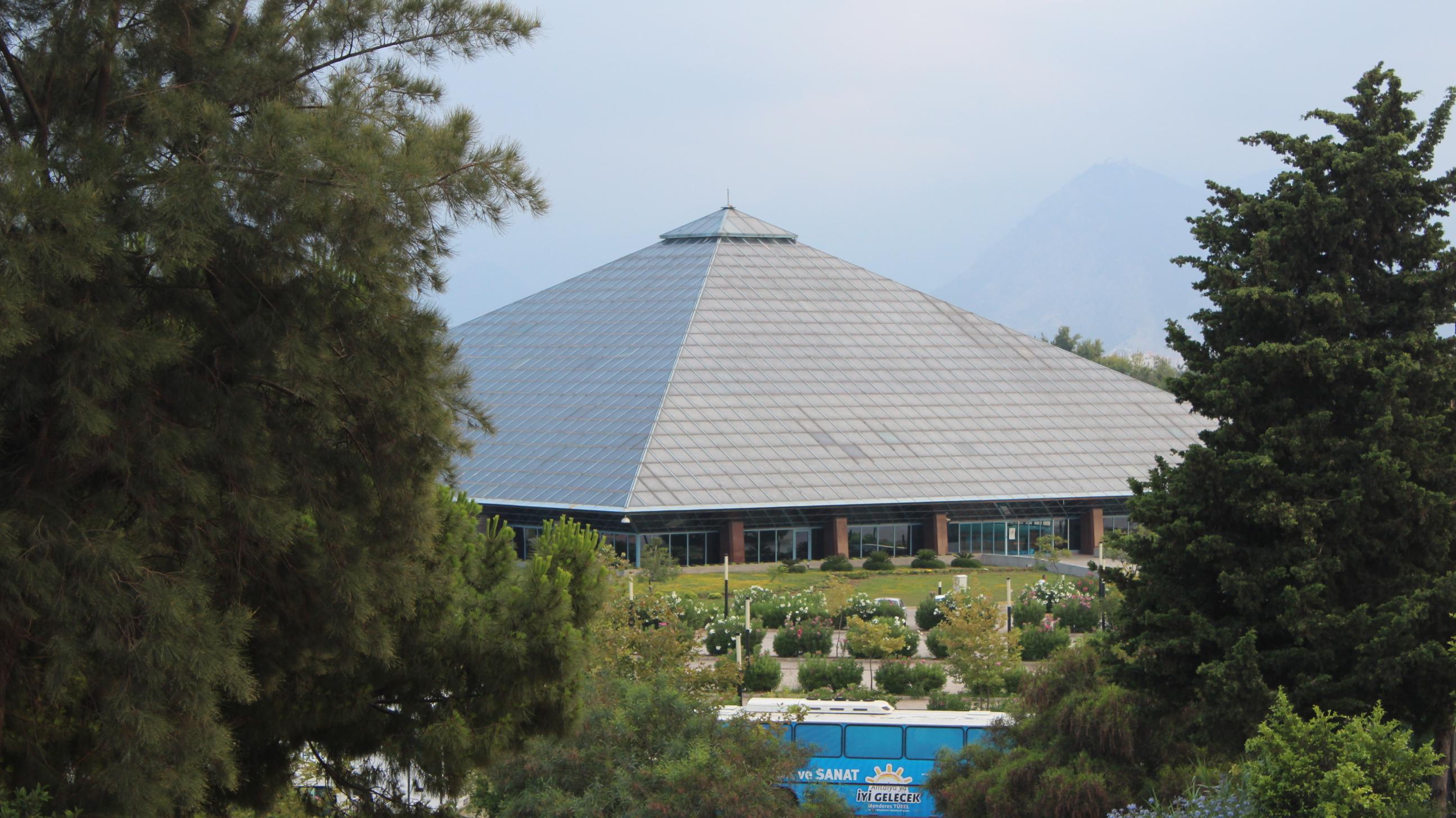 Centro congressi ed espositivo Glass Pyramid